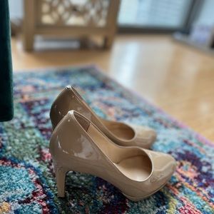 Used Sz 7.5B Tan patent leather Cole Haan skinny heels w/Nike technology